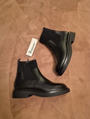 BWT No Boundaries Black Chelsea Ankle Boots Womens Size 6, Side Zippers